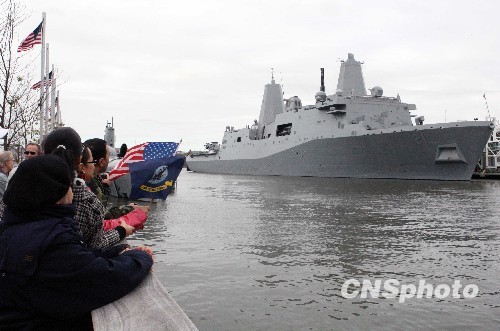 许多纽约民众自发来到码头边，希望一睹对他们有特别意义的这艘新军舰。中新社发魏晞摄