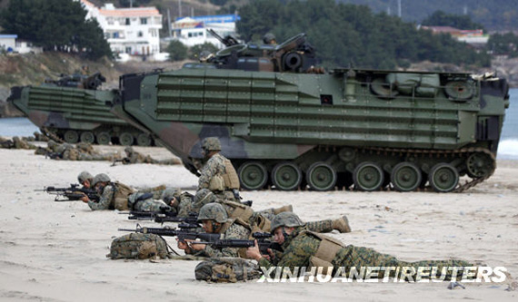 11月4日，美国海军陆战队士兵在韩国浦项参加韩美联合登陆演习