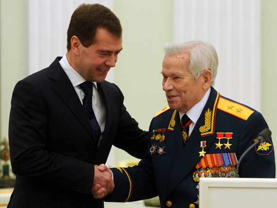 俄罗斯总统梅德韦杰夫(图左)为卡拉什尼科夫庆祝生日。