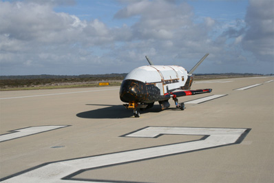 2007年，X-37B轨道试验载具在前往范登堡空军基地途中