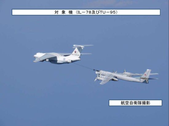 日本航空自卫队拍摄到的俄军图-95轰炸机在接受空中加油