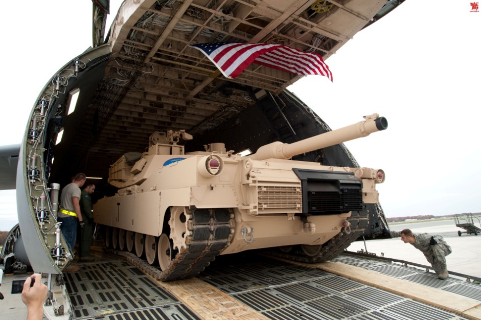 美军动用C-5B运送两辆60吨级重型坦克