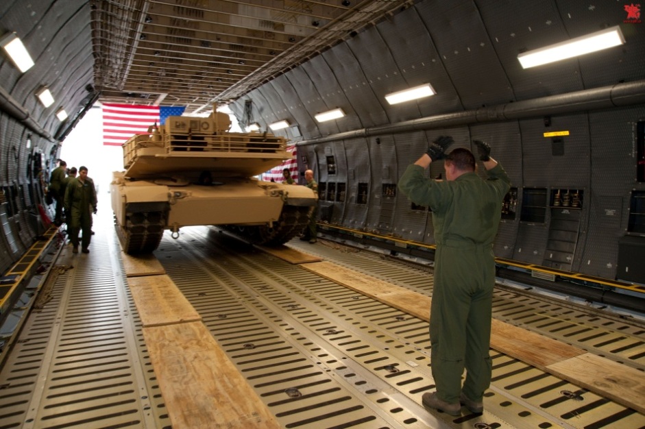 美军动用C-5B运送两辆60吨级重型坦克