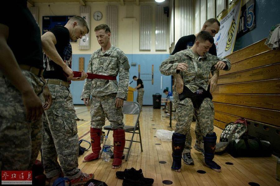 士兵们穿戴防具。