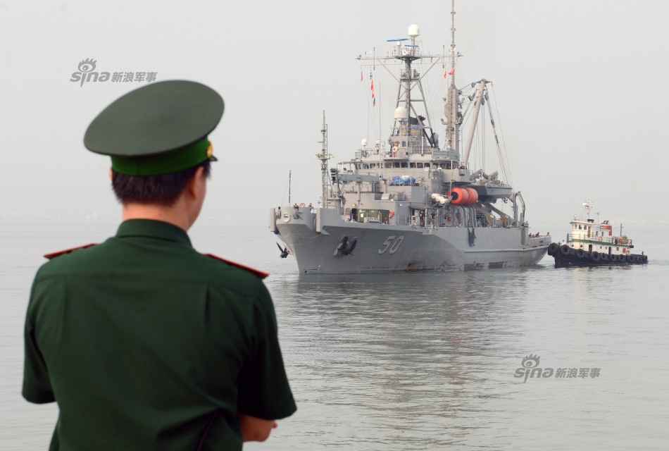 4月7日，美军T-ARS50救援船准备停靠越南岘港。