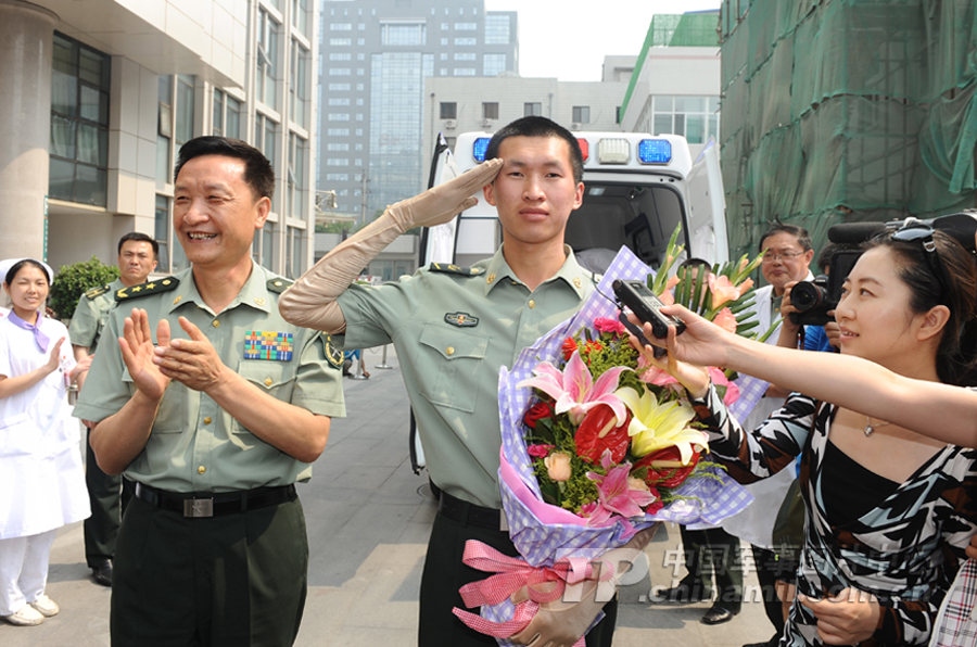 救火英雄伤愈出院