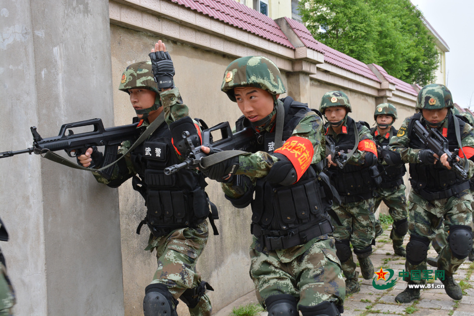 5月4日,武警滁州市支队团员突击队正在开展搜捕训练. 刘仕琪摄