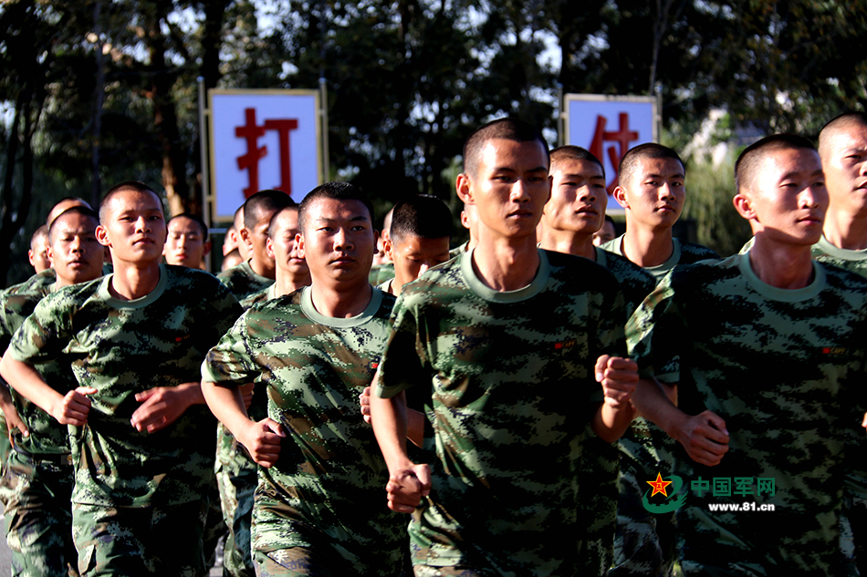 10月26日,武警四川总队凉山支队新兵在进行3000米跑训练.李结义 摄