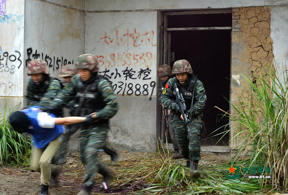 "暴恐分子"哪里逃!带你看武警全方位反恐作战!