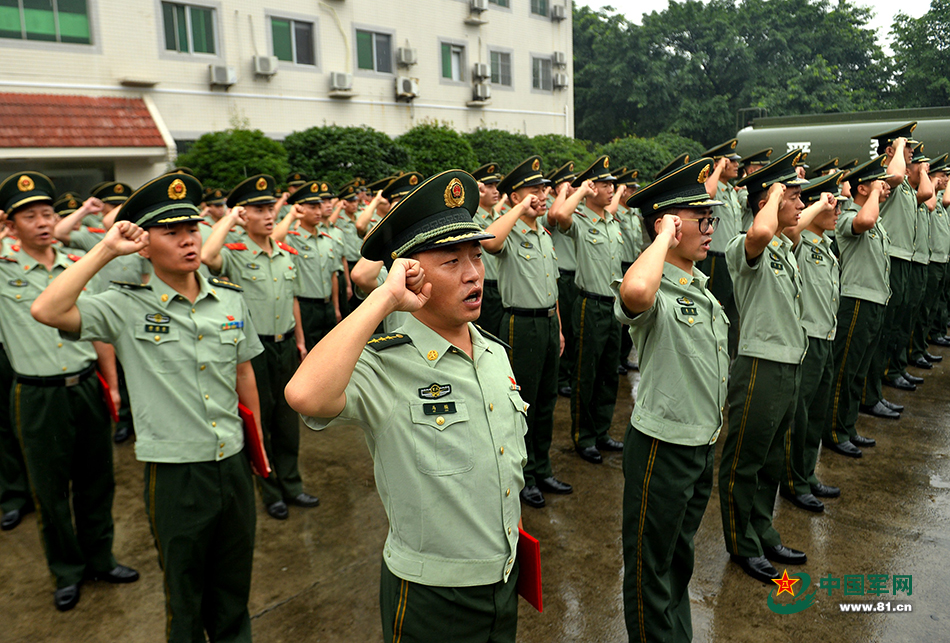 6月30日,武警重庆总队后勤保障基地全体官兵面向党旗庄严宣誓.