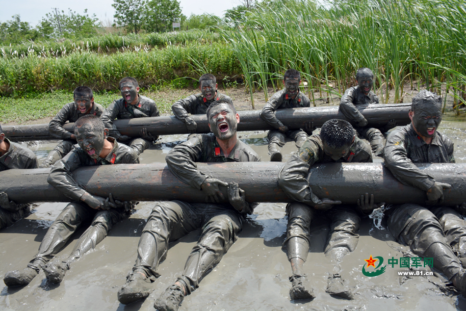 5月13日,武警滁州市支队特战队员在进行极限体能训练. 刘仕琪摄
