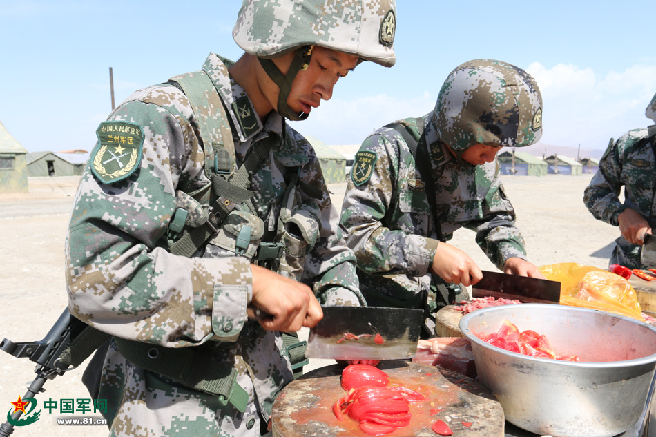 炊事员雷良斌在考核中全副武装进行副食制作.