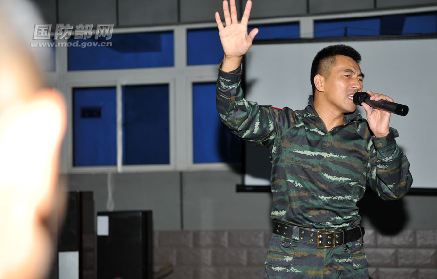 9月27日下午,退伍战士歌手阿振来到武警部队为官兵送歌.