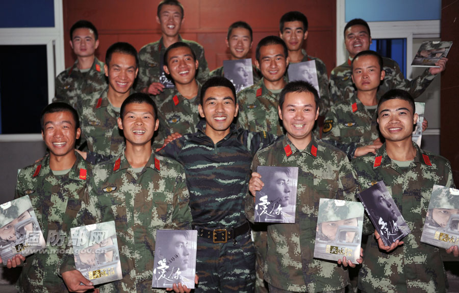 9月27日下午,退伍战士歌手阿振来到武警部队为官兵送歌.