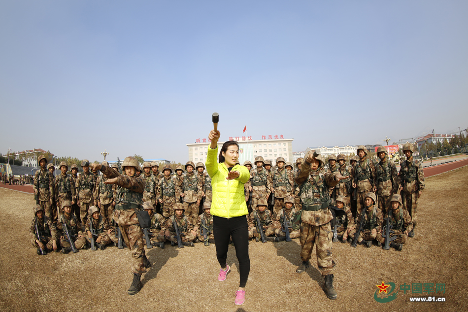 河南师范大学教师郝金花给官兵辅导手榴弹投掷课目的训练.