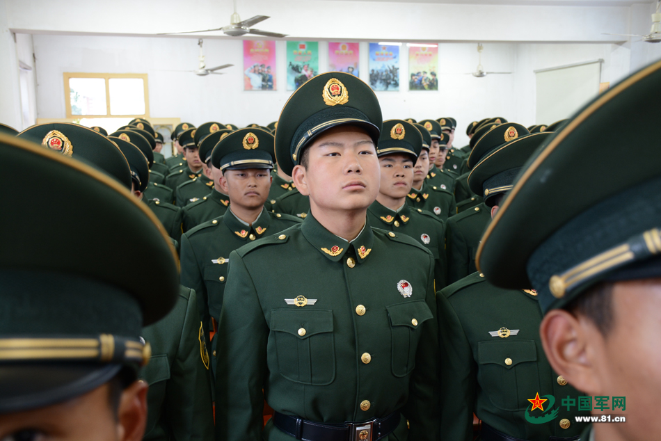 11月25日,武警滁州市支队新战士授衔前精神振作.