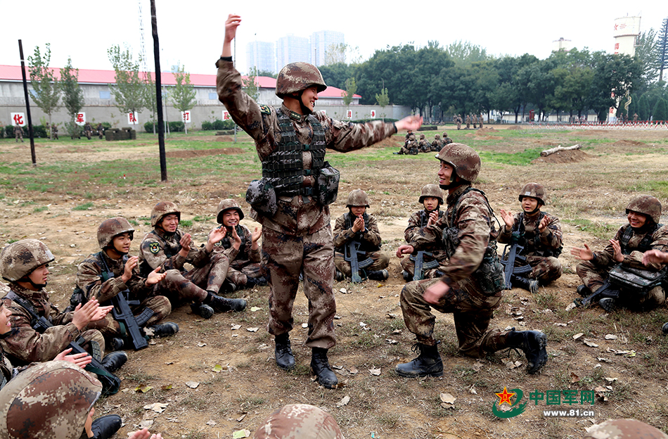 在部队官兵同乐正是官兵友爱的最佳体现,训练之余干部总不忘与新战士