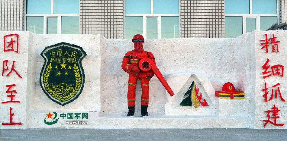 支队绰尔大队官兵制作的反映官兵在森林灭火作战中形象的雪雕作品.