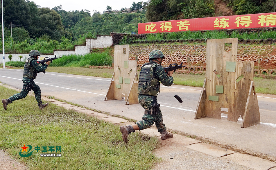 队员进行九孔快速射击. 梁维 摄