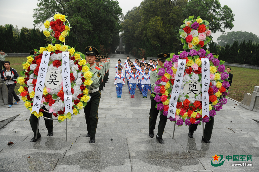 官兵向革命烈士敬献花圈。李松林摄