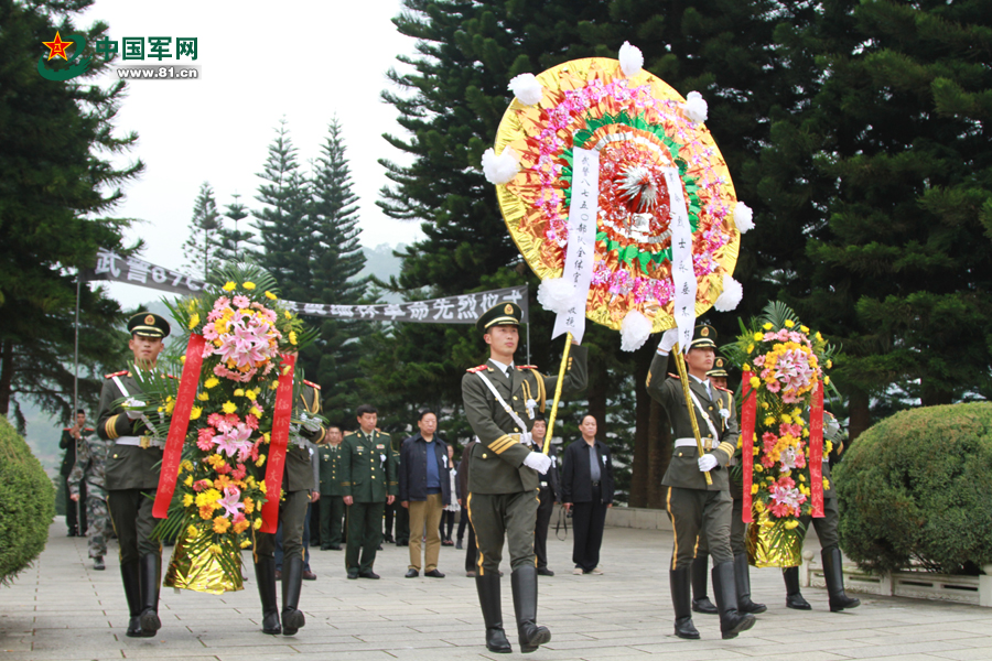 4月1日，武警8750部队组织官兵来到麻栗坡烈士陵园祭扫烈士墓，缅怀先烈。颜国平 摄