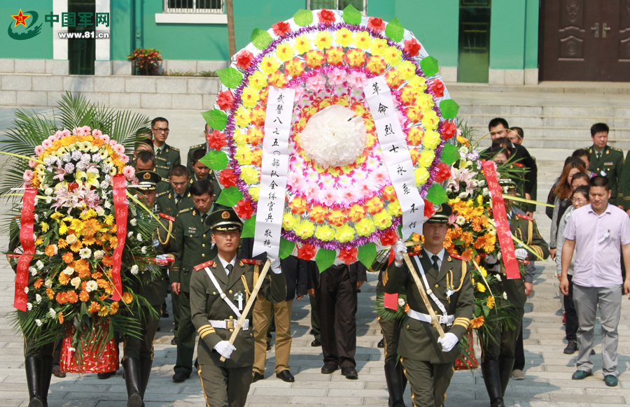 3月31日，官兵们来到马关烈士陵园祭扫烈士墓缅怀先烈。颜国平 摄