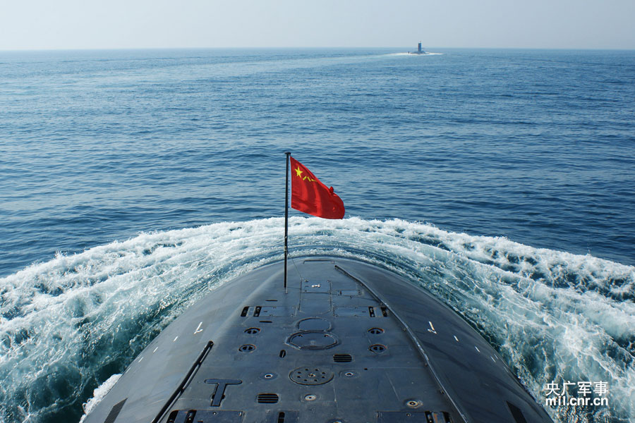 潜艇编队水面航行。