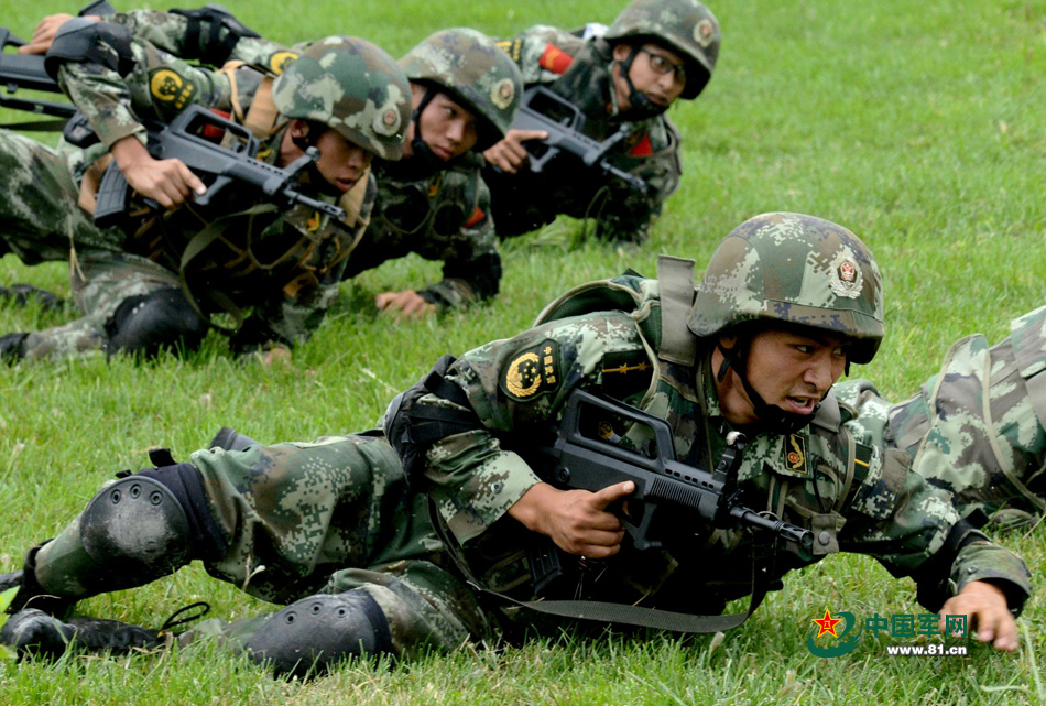 9月10日,武警河北边防总队特勤分队官兵进行极限穿越的训练.王小雪摄