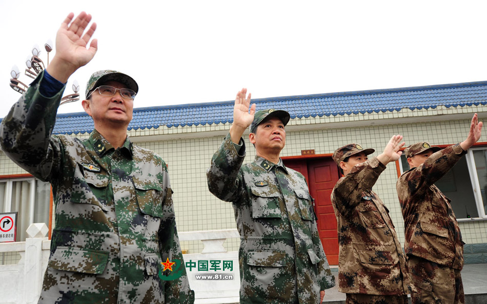 成都军区川藏兵站部汽车某团进藏实战运输出征