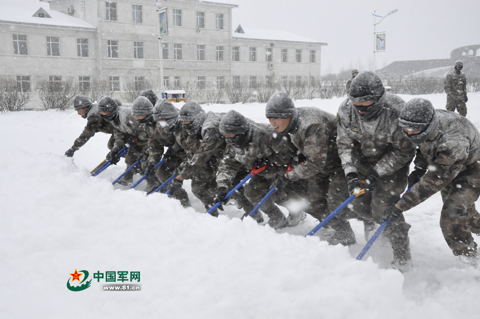 黑龙江省军区某团积极抗击暴风雪