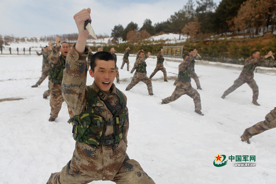 边防战士雪地苦练贴身厮杀技能 杀声震天