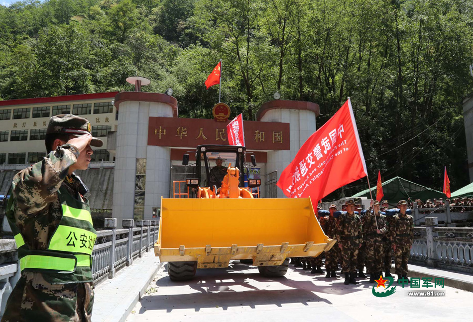 中国武警交通救援大队出境抢通中尼公路