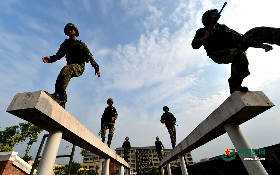 7月28日,武警重庆总队七支队在某训练基地冒着高温酷暑开展军事训练.