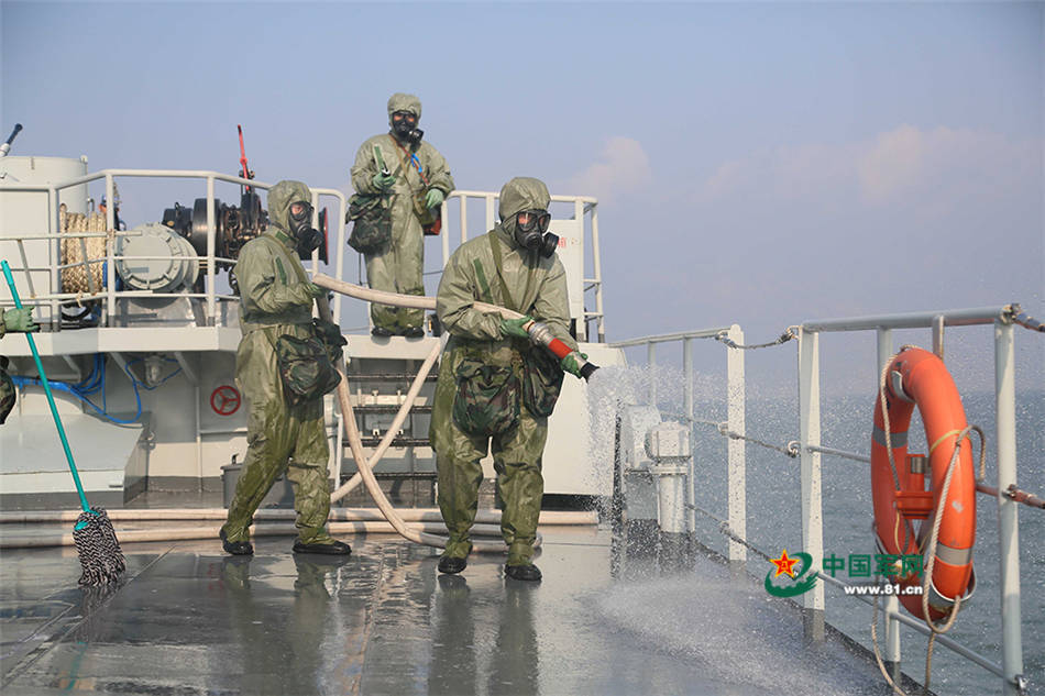 北海舰队某水警区组织开展舰艇防核生化演练