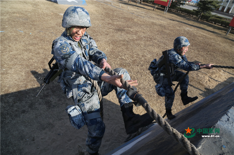 1月14日,空降兵某师百余名侦察兵在练兵场上展开特种侦察课目训练,图