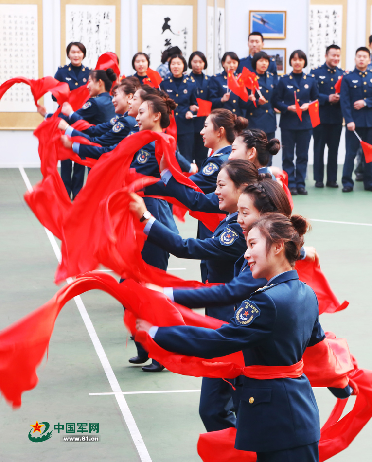 红绸舞动的秧歌舞蹈,伴着《歌唱祖国》的音乐,把现场气氛推向了高潮.