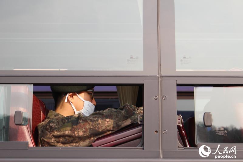 图为护送棺木的韩国军人。（人民网 黄海燕摄）