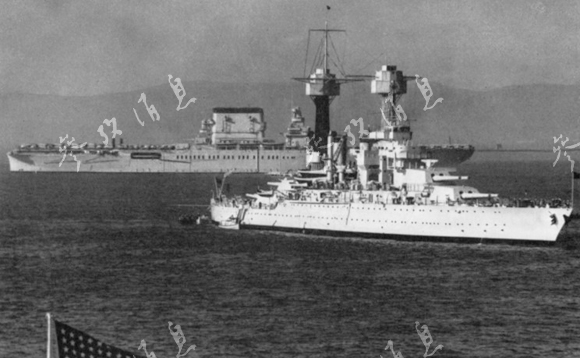 1942年美军"列克星敦"号航母与"马里兰"号战列舰.