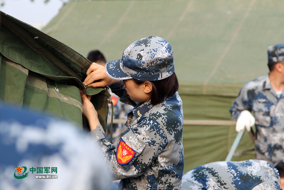 到达易县场站后官兵们迅速搭建帐篷. 王财山摄