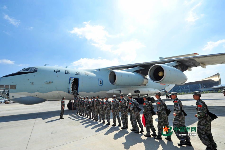空军两架伊尔-76军机运送首支专业防化部队驰援尼泊尔
