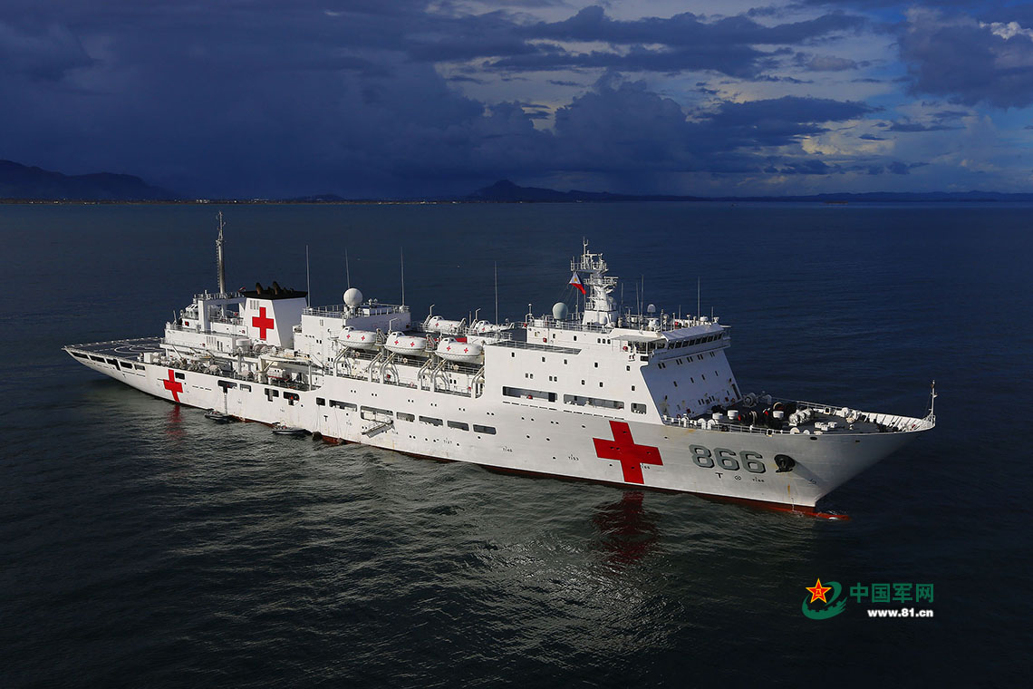 和平方舟停泊在菲律宾莱特湾执行人道主义医疗救助任务.琚振华摄影